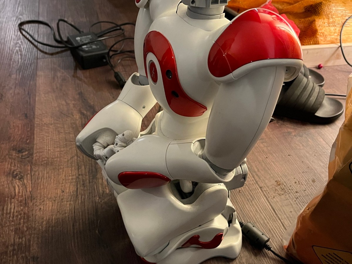 DIY Adventures: Repairing Our Aldebaran Nao Robot from Disk Errors to Broken&nbsp;Fingers